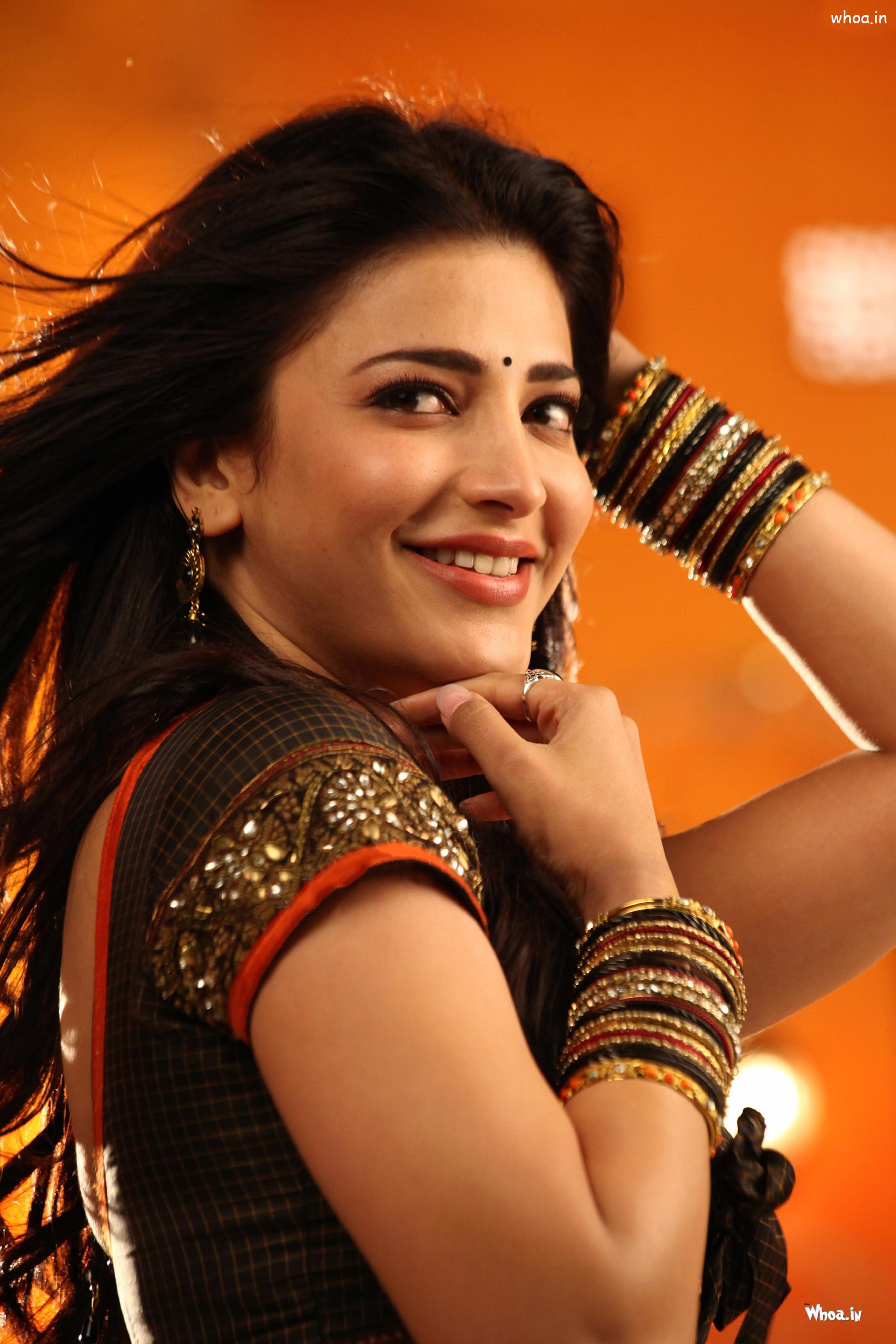 1920px x 2880px - Shruti Hassan Smiley Naughty Face In Yevadu Movies HD Wallpaper